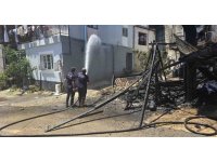 Çardak yangını mahalleliyi korkuttu