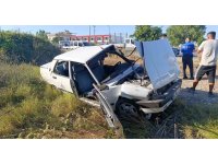 Tur midibüsüyle çarpışan Tofaş hurdaya döndü, sürücü yaralandı