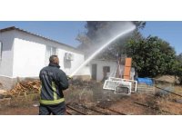 Antalya’da kuruyan otlar tutuştu, çıkan yangın 2 eve sıçramadan söndürüldü