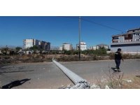 Köpeğe çarpmamak için elektrik direğine vurdu, kopan teller yangın çıkardı