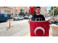 Polonya uyruklu şahıs Türk bayrağını alıp götürdü, polis bulup sahibine teslim etti