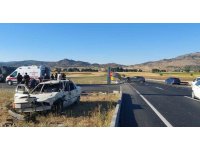 Burdur-Fethiye yolunda 2 otomobil çarpıştı: 2 yaralı
