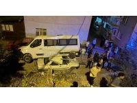 Park halindeki minibüs, otomobilin üzerine düştü