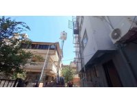 Binanın dışında bulunan asansörde mahsur kalan yaşlı kadını itfaiye kurtardı