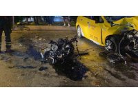 Ticari taksi refüje çarptı, motoru yerinden fırladı