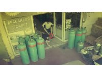 Dükkana giren yılan, esnafı sokağa fırlattı