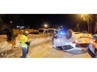 Duvara ve başka bir araca çarpıp takla attı, araçtan çıkıp kayıplara karıştı