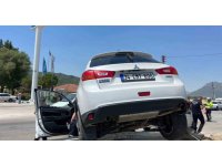 Burdur-Antalya Karayolu’nda iki otomobil çarpıştı: 2’si çocuk 5 yaralı