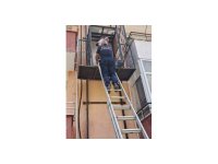 Binanın dışındaki asansörde mahsur kalan anne ve çocuğu itfaiye kurtardı