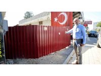 "Tapulu arazim" dedi, sokağın girişini kapattı