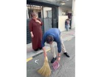 Belediye başkanı sokağı süpüren kadının elinden süpürgeyi alıp kendi süpürdü