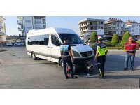 Minibüsün altında kalmaktan kıl payı kurtuldu