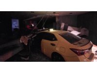 Mersin’de kontrolden çıkan ticari taksi mağazaya daldı