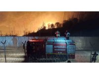 Suriye sınırında alevlerle mücadele gece karanlığında devam ediyor