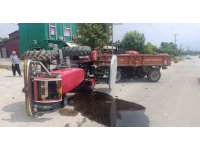Otomobille çarpışan traktör devrildi: 2 yaralı
