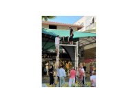 Balkondan düştü, tente hayatını kurtardı