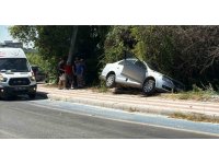 Kaldırıma çıkıp asılı kalan otomobildekiler kazayı burnu bile kanamadan atlattı