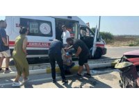 Virajı alamayan otomobil refüje çarptı. 1 yaralı