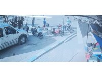 Kapıyı açmasıyla motosiklet sürücüsü yere yığıldı