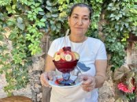 Eşinin iş kazası geçirmesiyle hayatı değişen kadın, 450 yıllık külliyede serinleten lezzet bici biciyle hayata tutundu