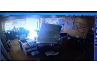 İş yerinin tavanının çökmesiyle neye uğradıklarını şaşırdılar