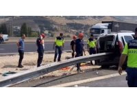 Hafif ticari araç bariyerlere ok gibi saplandı 2 kişi hayatını kaybetti