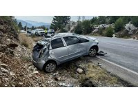 Akseki’de otomobil yoldan çıkıp kayalık alana çarptı: 5 yaralı