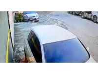 Demir yüklü kamyon 8 metrelik duvardan bahçeye uçtu