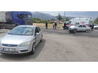 Kavşakta iki otomobil çarpıştı: 4 yaralı