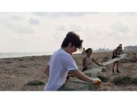 Gençler, kaplumbağaları korumak için sahile file çekiyor