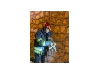 Duvar arasında mahsur kalan yavru kediyi itfaiye kurtardı