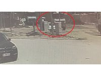 Kaza yapan araçların altında ezilmekten son anda kurtuldu