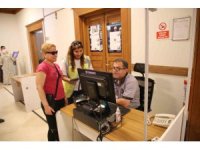 Görme engelli kadını kimlik yenilemeye HBB ekipleri götürdü