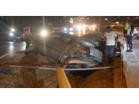 Hatay’da otomobil aydınlatma direğine çarptı: 4 yaralı