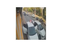 Otomobilden malzeme indiren market çalışanına araba çarptı