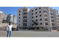 Canını hiçe sayıp ağır hasarlı binaya giren vatandaşın, yıkım öncesi yavru köpeği kurtardığı anlar kamerada