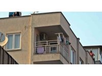 Karısına kızıp çatıya çıktı, itfaiye erlerine köşe kapmaca oynattı