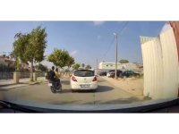 Otomobille çarpışan motosikletteki 2 kişi yola savruldu: O anlar kamerada