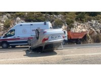 Antalya’da çöp kamyonuna çarpan araç takla attı: 3 yaralı