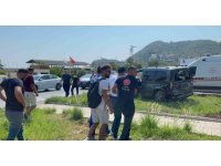 Tur minibüsü ile hafif ticari araç çarpıştı: 2 yaralı