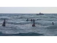 Denize giren yabancı uyruklu şahsın boğulma tehlikesi yaşadığı anlar kamerada
