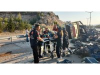 Virajı alamayan sebze yüklü kamyon refüje devrildi: 1 yaralı