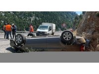 Akseki’de otomobil yoldan çıkıp takla attı: 2 yaralı