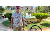 Bisikletiyle şarkı söyleyerek gittiği sahilde hırsızların kurbanı olmuştu, gelen hediyeyle tekrar şarkı söylemeye başladı