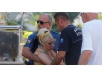 Yanan evini gören kadın baygınlık geçirdi, kedisi oksijen maskesiyle kurtarıldı