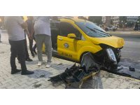 Antalya’da ticari taksi ile otomobil çarpıştı: 5’i turist 7 yaralı