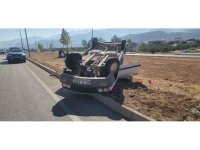 Takla atarak ters dönen otomobilin sürücüsü yaralandı