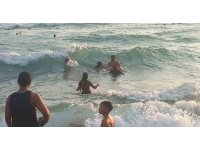 Denizde akıntıya kapılan 3 kız çocuğunun ölümle, yaşam arasındaki mücadele anları kamerada