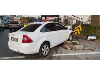 Manavgat’ta iki otomobil kavşakta çarpıştı: 1 yaralı