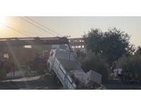 Mersin’de freni patlayan kamyon sulama havuzuna düştü